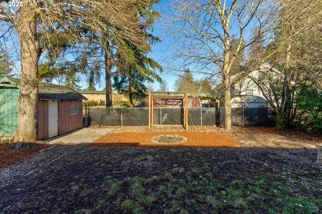 view of yard featuring a storage shed