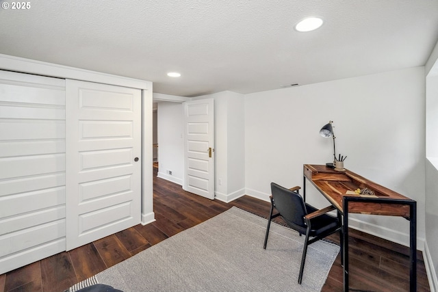 office area with visible vents, baseboards, recessed lighting, dark wood-style flooring, and a textured ceiling