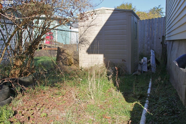 view of yard featuring a storage unit