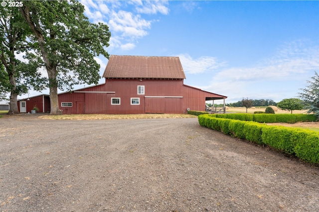8747 S Heinz Rd, Canby, OR 97013 - view of side of home featuring driveway, a barn, and an outdoor structure