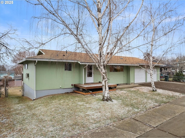 view of front of house featuring a garage and a front yard