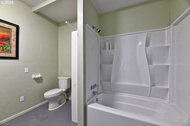 full bath with concrete floors, a textured wall, baseboards, toilet, and bathing tub / shower combination