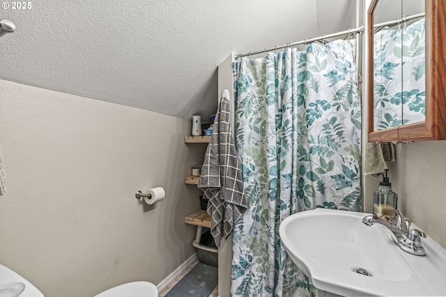 767 32nd Ave, Longview, WA 98632 - bathroom featuring toilet, a sink, lofted ceiling, a textured ceiling, and curtained shower