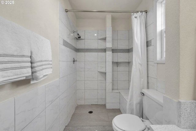 bathroom featuring a shower with curtain and toilet