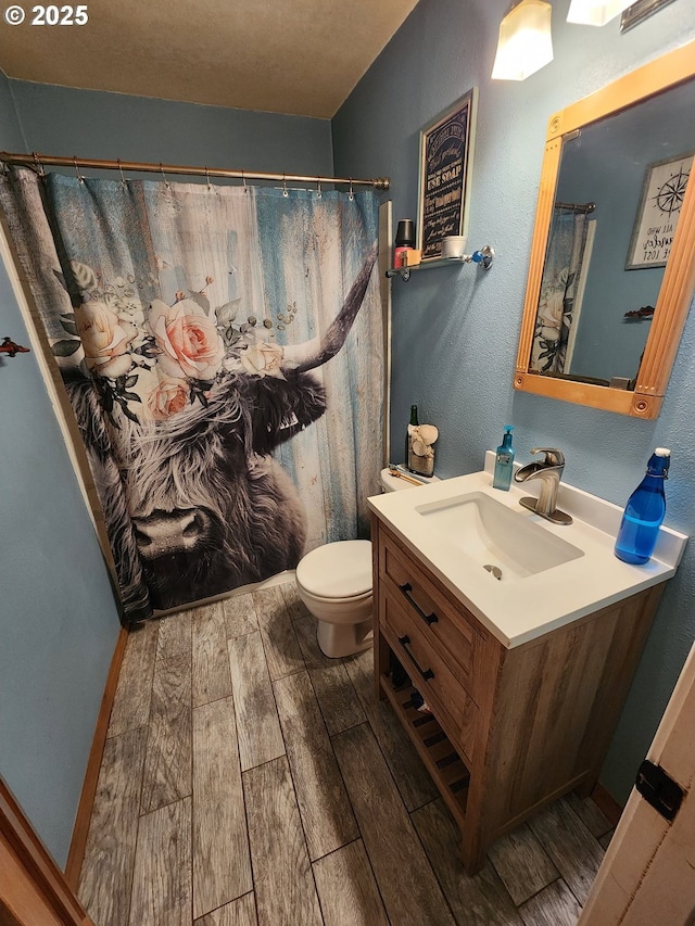 full bathroom featuring wood finished floors, vanity, toilet, and a shower with curtain
