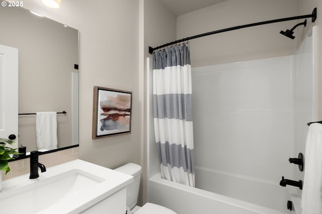 full bathroom featuring toilet, vanity, shower / bathtub combination with curtain, and decorative backsplash