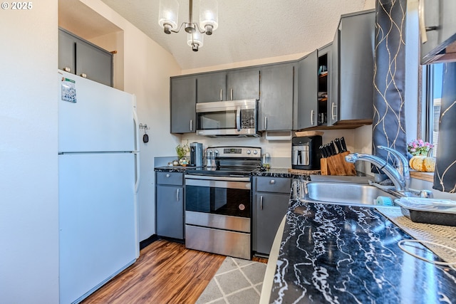 kitchen featuring sink, gray cabinetry, stainless steel appliances, a textured ceiling, and dark hardwood / wood-style flooring