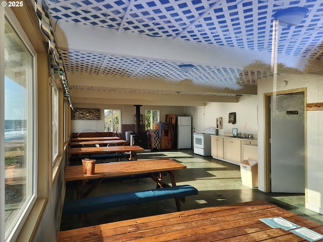5840 Hacienda Ave, Lincoln City, OR 97367 - building lobby with a sink