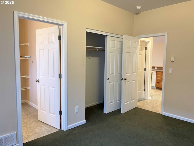 unfurnished bedroom with carpet flooring and a closet