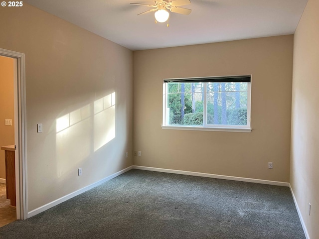 carpeted empty room featuring ceiling fan