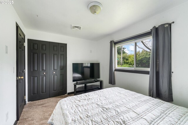 567 NW Cedar Ct, Warrenton, OR 97146 - carpeted bedroom with a closet