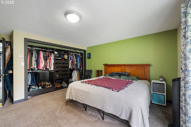 567 NW Cedar Ct, Warrenton, OR 97146 - bedroom featuring carpet, a closet, and a textured ceiling