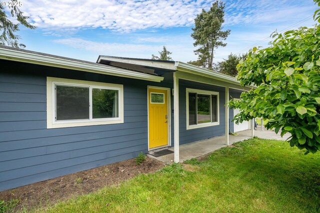 567 NW Cedar Ct, Warrenton, OR 97146 - view of front of property with a front yard and a porch