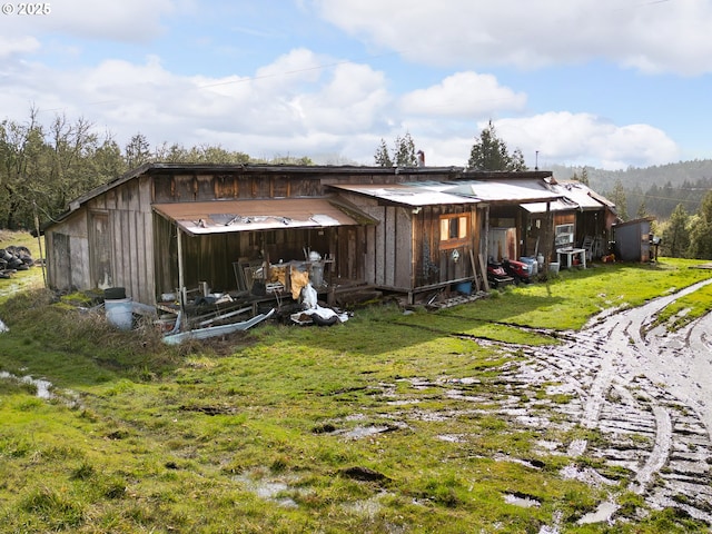 view of pole building with a lawn