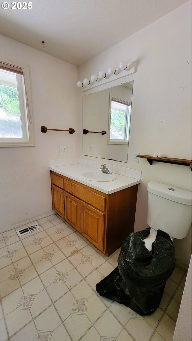 48495 Mcfarland Rd, Oakridge, OR 97463 - bathroom with vanity and toilet