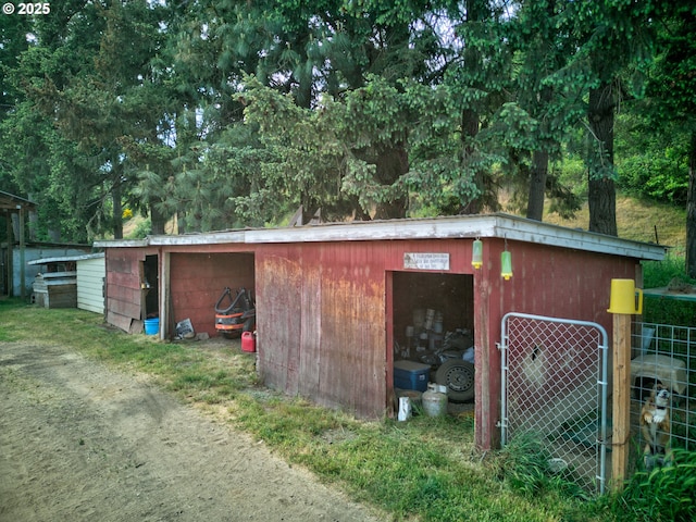 1175 Northside Rd, Sutherlin, OR 97479 - view of outdoor structure featuring an outdoor structure and fence