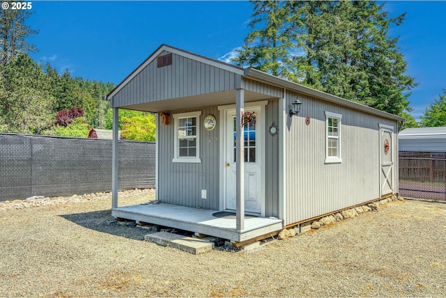 1545 E Fourth Ave, Sutherlin, OR 97479 - view of outbuilding featuring a fenced backyard