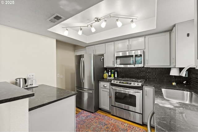 1801 NE Purcell Blvd Unit 21, Bend, OR 97701 - kitchen featuring stainless steel appliances, a sink, light wood-style floors, and tasteful backsplash
