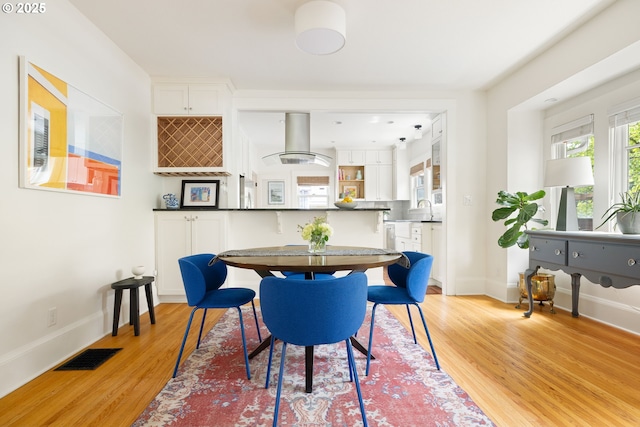 2904 NE 51st Ave, Portland, OR 97213 - dining area featuring light wood-style floors and baseboards