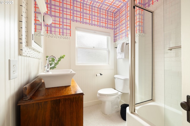 2904 NE 51st Ave, Portland, OR 97213 - full bathroom featuring toilet, vanity,  shower combination, and wallpapered walls