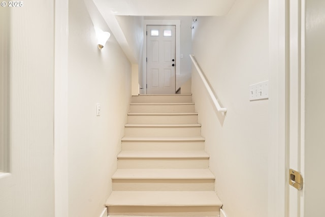 2904 NE 51st Ave, Portland, OR 97213 - view of staircase