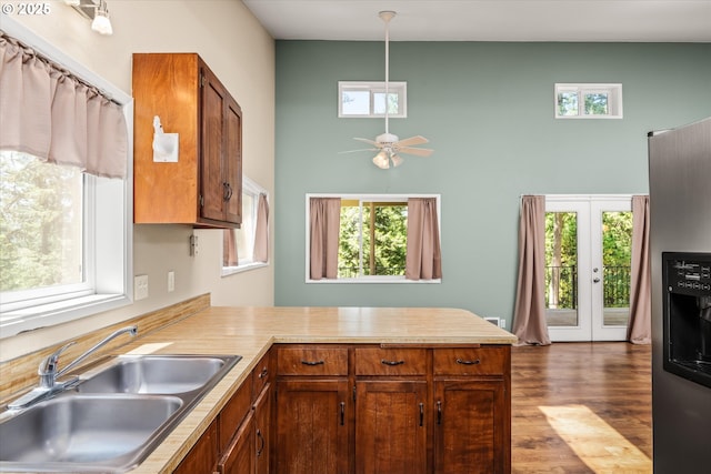 32475 Beymer Rd, Eugene, OR 97405 - kitchen featuring a sink, a peninsula, a ceiling fan, wood finished floors, and light countertops