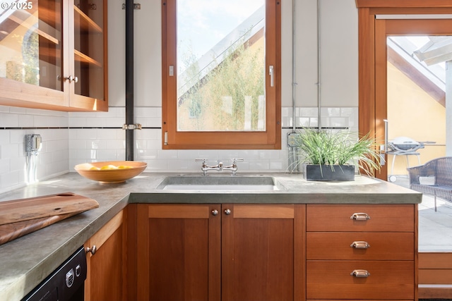 321 Mill St Unit 4, Eugene, OR 97401 - bathroom featuring tasteful backsplash and vanity