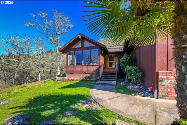 view of front of house featuring crawl space and a front lawn