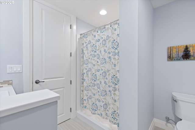 bathroom featuring a shower with shower curtain, toilet, and recessed lighting