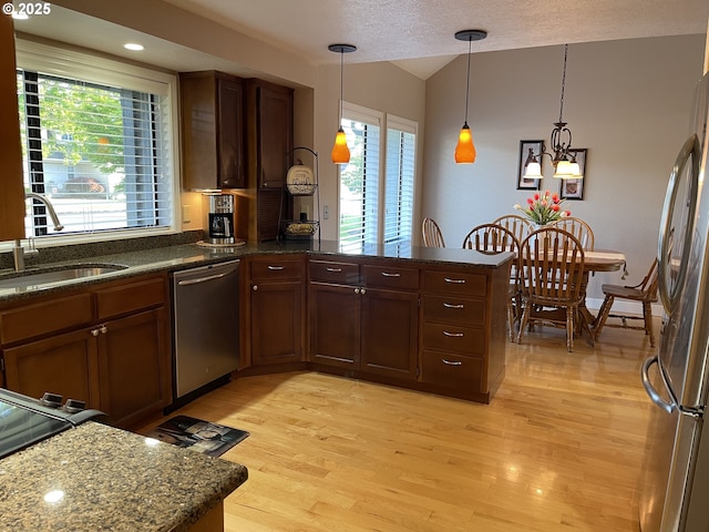 2145 Rock Ledge Dr, Keizer, OR 97303 - kitchen with appliances with stainless steel finishes, light wood-type flooring, lofted ceiling, plenty of natural light, and hanging light fixtures