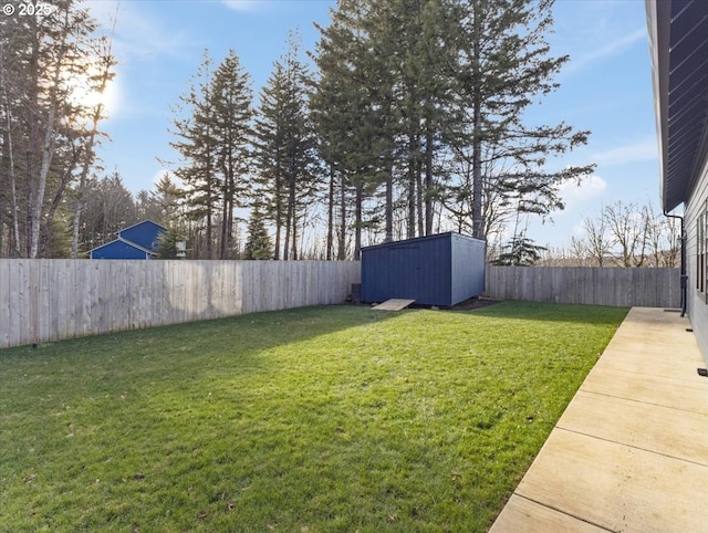 view of yard featuring a storage shed