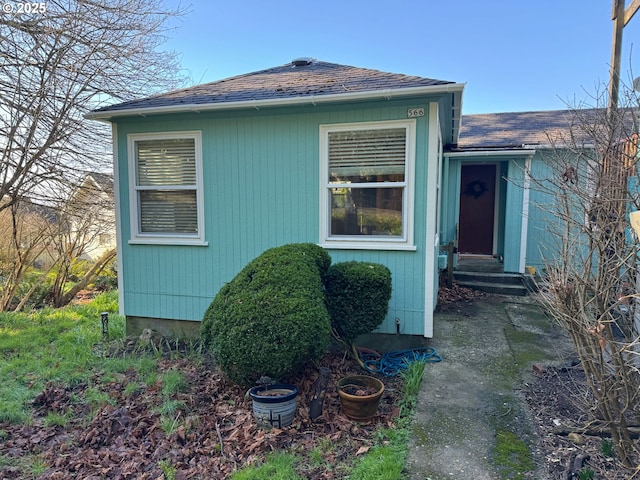 564566 Alameda Ave, Astoria, OR 97103 - view of front of home with entry steps and roof with shingles
