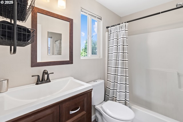 full bath featuring toilet, vanity, and shower / tub combo with curtain