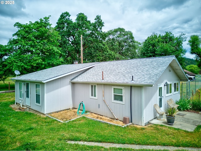 1548 Harlan St, Roseburg, OR 97471 - rear view of house featuring a shingled roof and a lawn