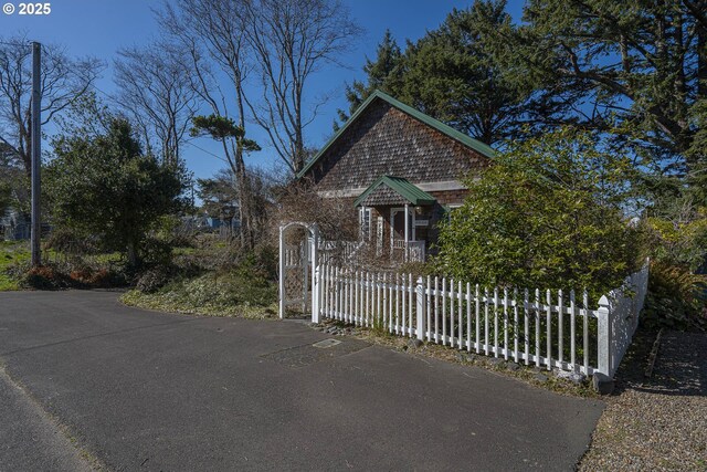 gate featuring a fenced front yard
