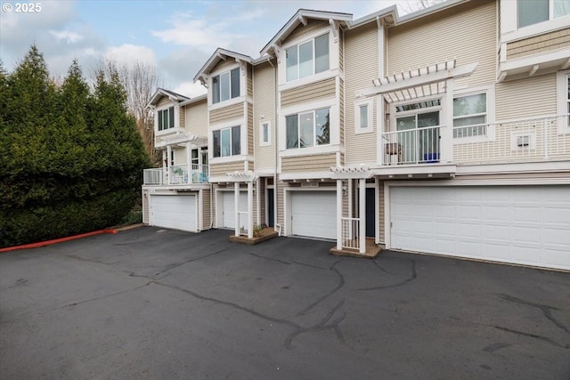 townhome / multi-family property featuring driveway