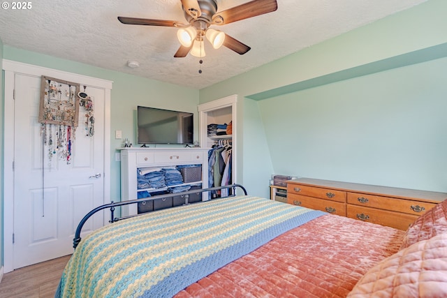 4309 C St, Washougal, WA 98671 - bedroom with light wood finished floors, a textured ceiling, a closet, and ceiling fan