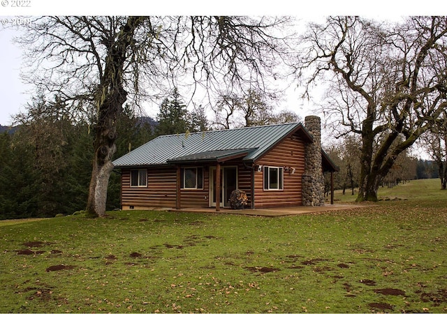 view of front of home featuring a front yard and a patio