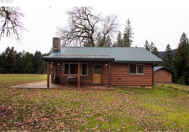 view of front of property with a front yard and a patio