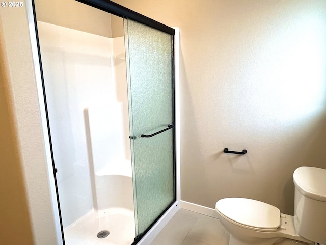 931 Medina Ave, Sutherlin, OR 97479 - bathroom featuring toilet, baseboards, a stall shower, and tile patterned flooring