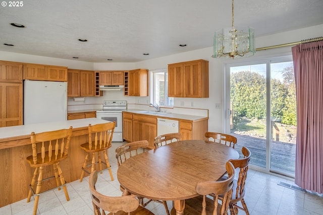 dining area with an inviting chandelier, visible vents, and a textured ceiling