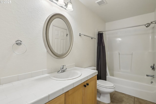 433 Harris Ln, Oregon City, OR 97045 - bathroom featuring toilet, vanity, shower / bath combo, and tile patterned flooring