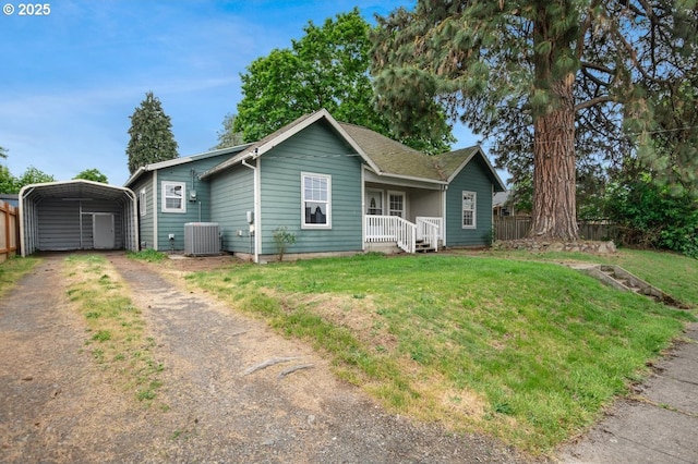 view of front of property featuring dirt driveway, a detached carport, a porch, and a front yard