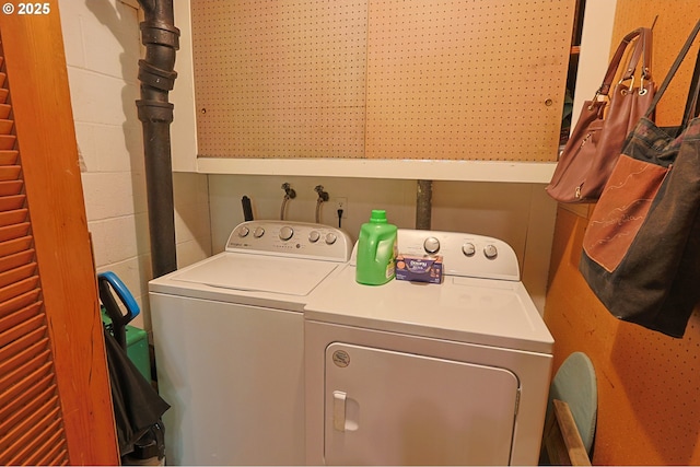 1695 N 17th St, Coos Bay, OR 97420 - laundry room featuring washing machine and dryer