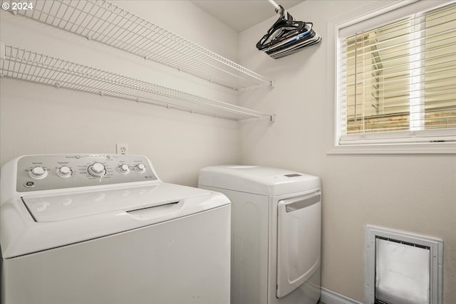 laundry area with laundry area and washing machine and clothes dryer