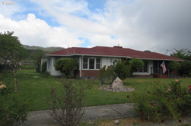 view of front of home featuring a front lawn and brick siding
