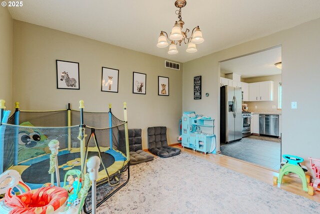 595 Cozy Way, Woodburn, OR 97071 - rec room featuring light wood-style flooring and a chandelier