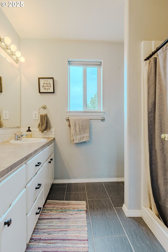 595 Cozy Way, Woodburn, OR 97071 - full bath with vanity, backsplash, and a shower with curtain