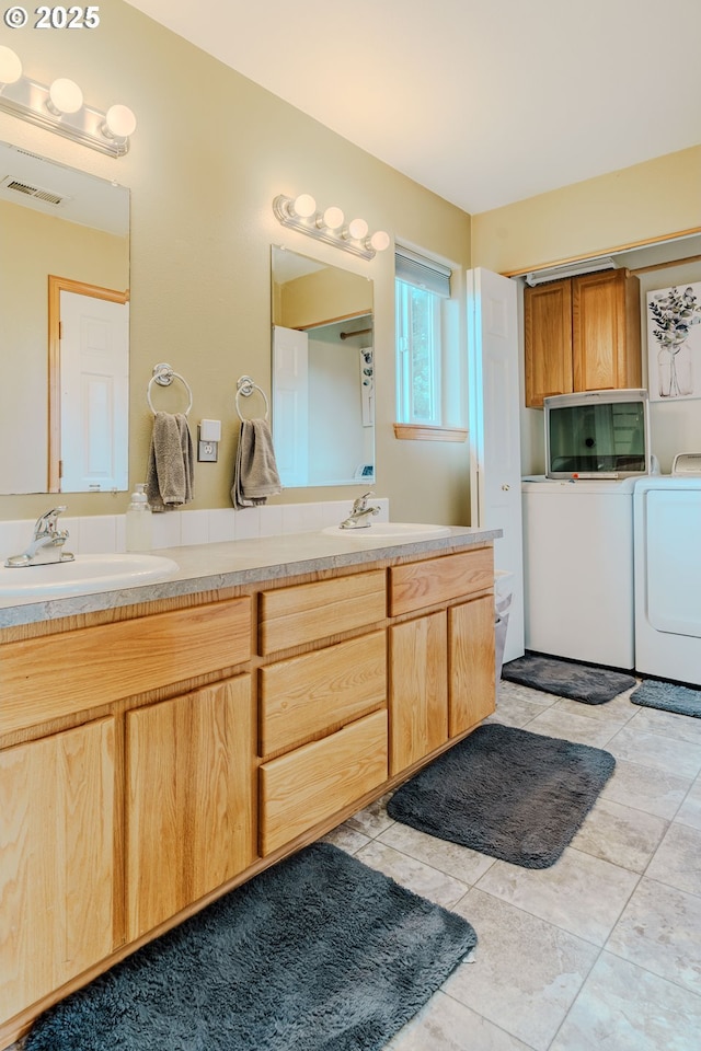 595 Cozy Way, Woodburn, OR 97071 - full bath featuring washer and clothes dryer and double vanity