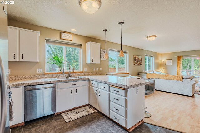595 Cozy Way, Woodburn, OR 97071 - kitchen featuring dishwasher, a peninsula, open floor plan, and light countertops